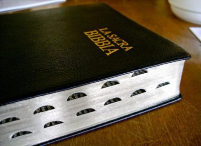 Foto da Capa da Biblia, Cor Preto, A biblia está sobre a mesa e fechada.