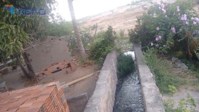 Canal aberto expõe moradores a esgoto e sujeira no bairro Moxotó-Ba em Paulo Afonso.