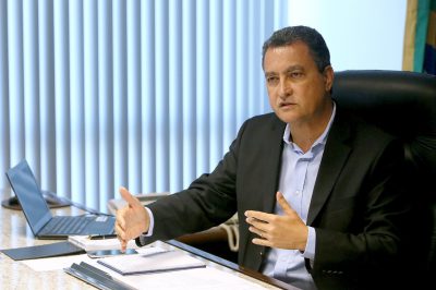 Governador da Bahia Rui Costa em seu gabinete