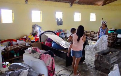 Desabrigados, índios da tribo Kariri Xocó de Paulo Afonso estão morando em uma escola (Vídeo)