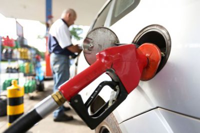 Preço da gasolina diminui e do diesel sobe nas refinarias