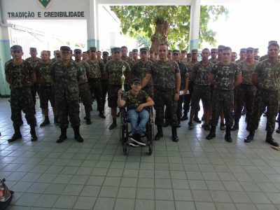 Comando do Exército em Paulo Afonso realiza sonho de garoto cadeirante de ser soldado