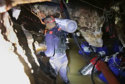 Fim do drama: Doze meninos e o técnico de futebol são retirados de caverna após três dias de resgate na Tailândia