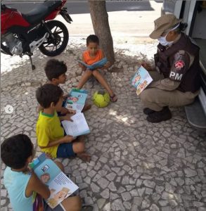 Policial promove roda de leitura com crianças que todos os dias visitam posto da PM em Paulo Afonso