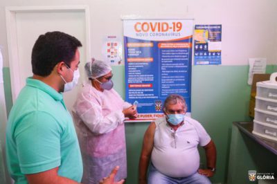Prefeitura de Glória imuniza profissionais da Saúde com primeira remessa de vacinas da Covid-19