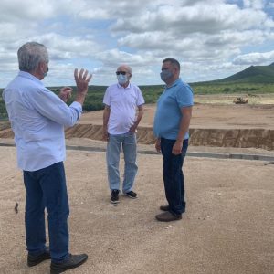 Prefeito Luiz de Deus e secretário Ivaldo Sales visitam o aterro sanitário para acompanhar as ações implantadas
