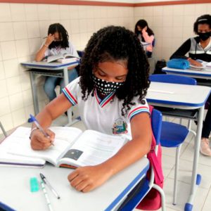Professores e estudantes do Ensino Médio retornam para as salas de aula em toda a Bahia