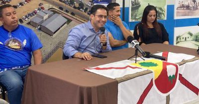 Durante coletiva, prefeito de Glória (BA) David Cavalcanti confirma Tarcísio do Acordeon no São Pedro da Quixaba