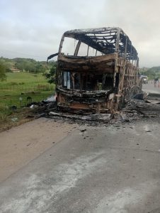 Incêndio atinge ônibus de turismo em Ribeira do Pombal-BA
