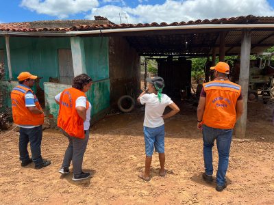 Equipes da Sudec e Defesa Civil visitam povoados atingidos pelas fortes chuvas em Paulo Afonso para vistoria e levantamento de dados